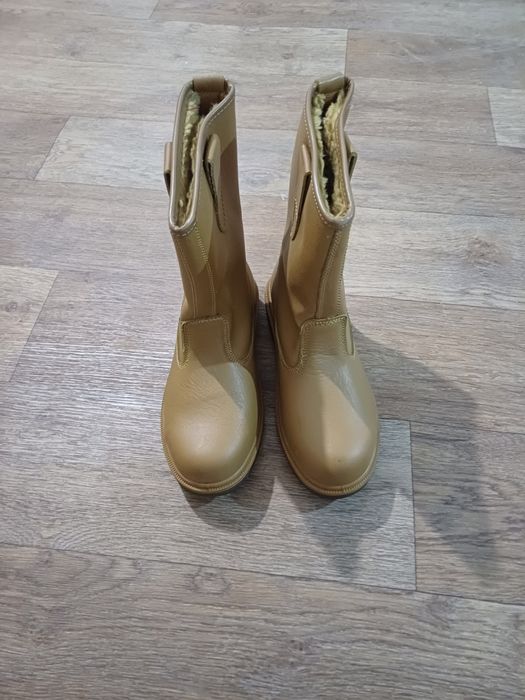 Летняя спецовка. Сапожки зимние.