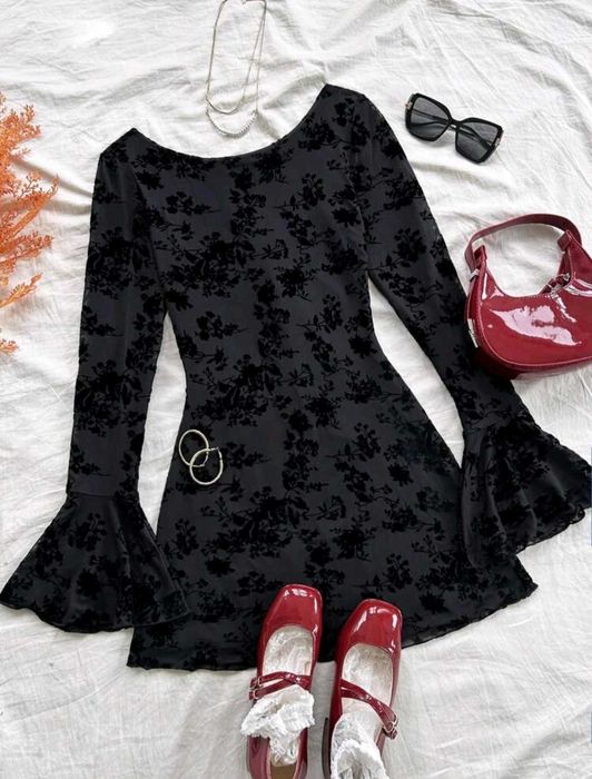 Страхотна рокля с гол гръб и широки ръкави