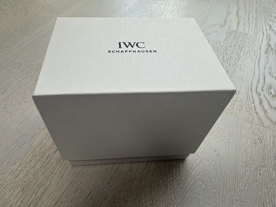 Часовника е неразличим от нов носен е съвсем малко.Пълен комплект