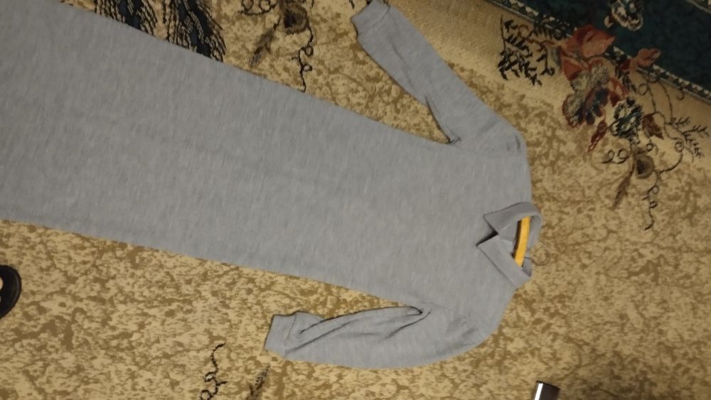 Платье вязанное серое в рубчик