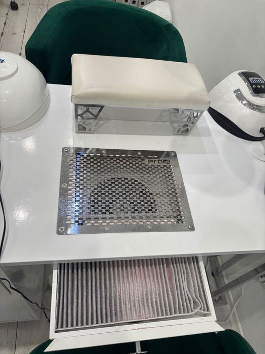 Бюро за маникюр със стол