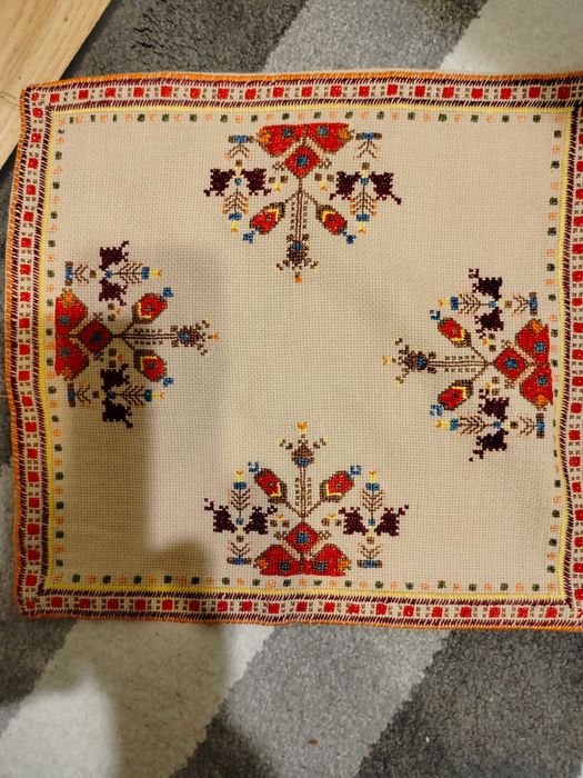 Ретро карета, ръчно бродирани