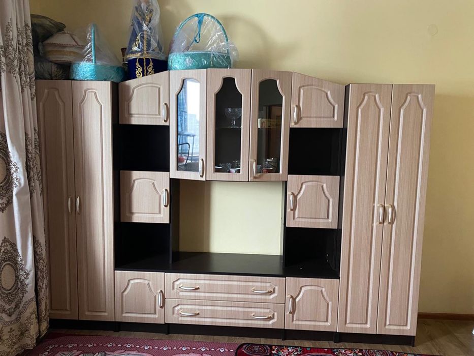 Продается стенка,диван,стол со стульями,телевизор,детские ходункиванна