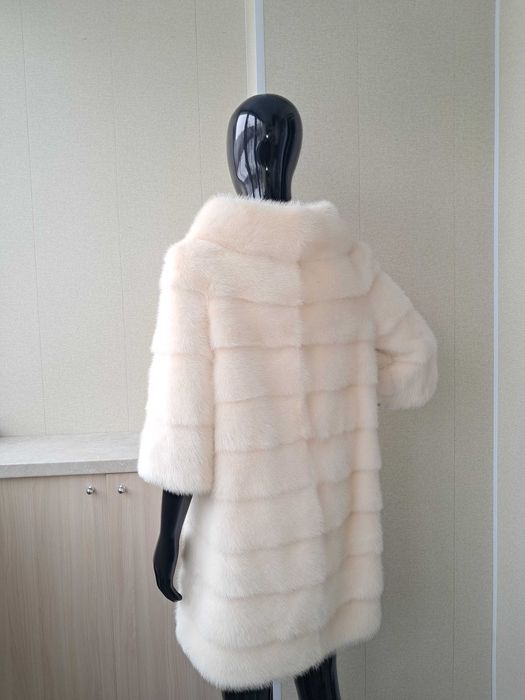 Haina de blana nurcă , vizon divină, incredibil. Culoare alb