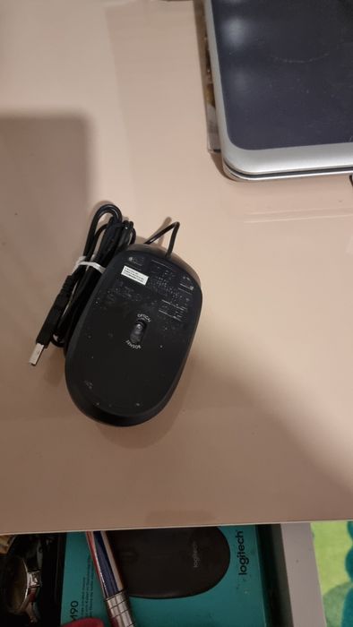 Продавам мишка за компютър