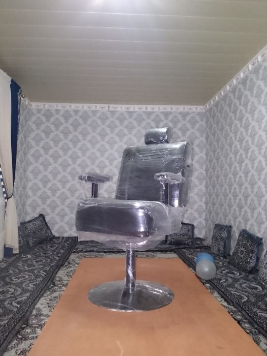 Ishlatilmagan yangi sartaroshlar va salon uchun  kreslo