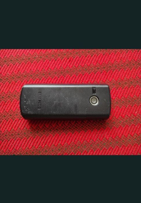 Telefon  cu taste și cameră video/foto cu două cartele SIM.
Modelul este robust, mic și foarte practic.