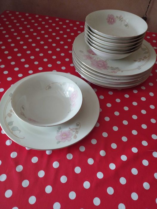 Фарфоровая посуда. Сервиз.