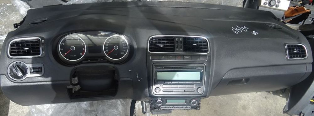 Plansa de bord Volkswagen Polo din 2012 cu airbag volan si pasager volan pe stanga