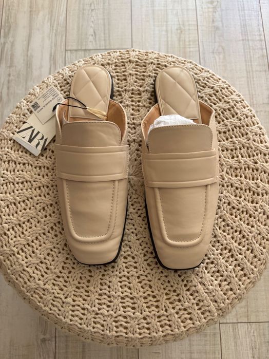 Модерни бежеви обувки ZARA