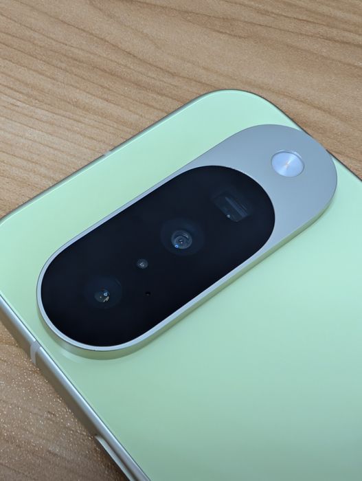 Vând smartphone Google Pixel 10 Lemongrass 128 GB in stare excelentă, garanție