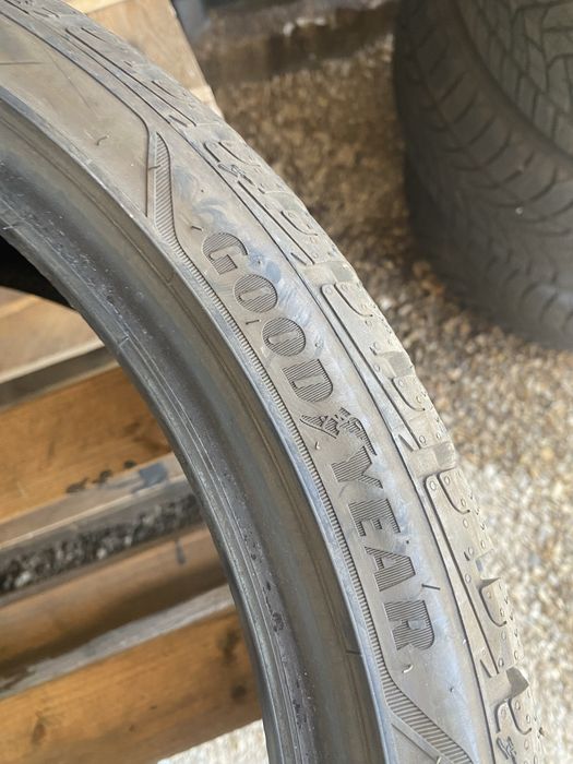 245/35/19  Goodyear Зимни