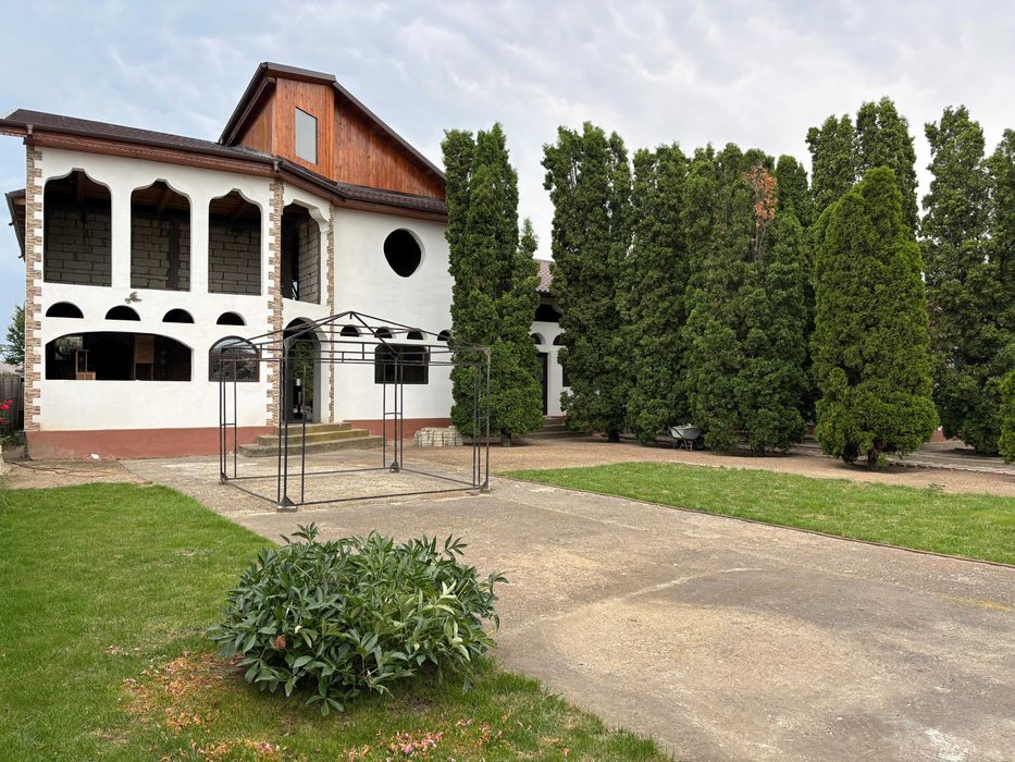 Casă tip vilă, 9 camere, teren 3400 mp – Garoafa, aproape de Focșani