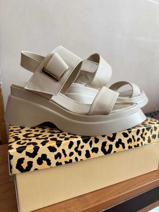 Женская обувь, кожаная 40 размер.