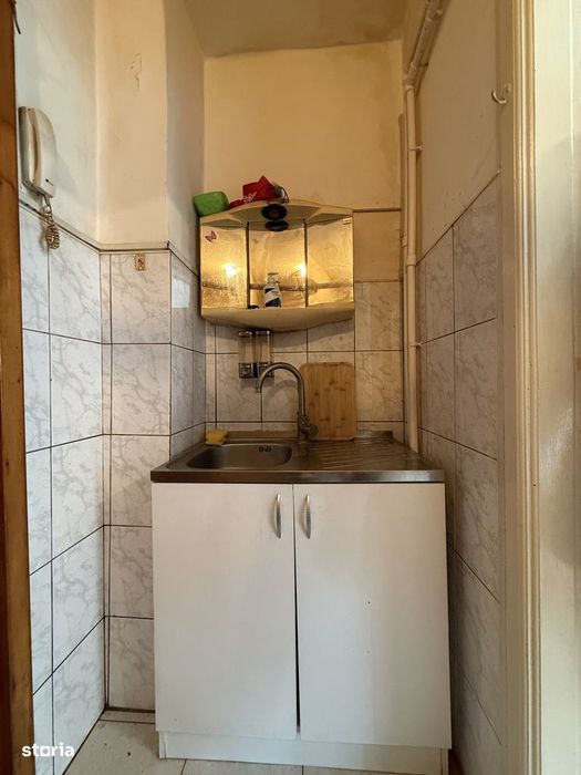 Apartament cu o camera, 16 mp utili, etajul 3, mobilat - Buziasului