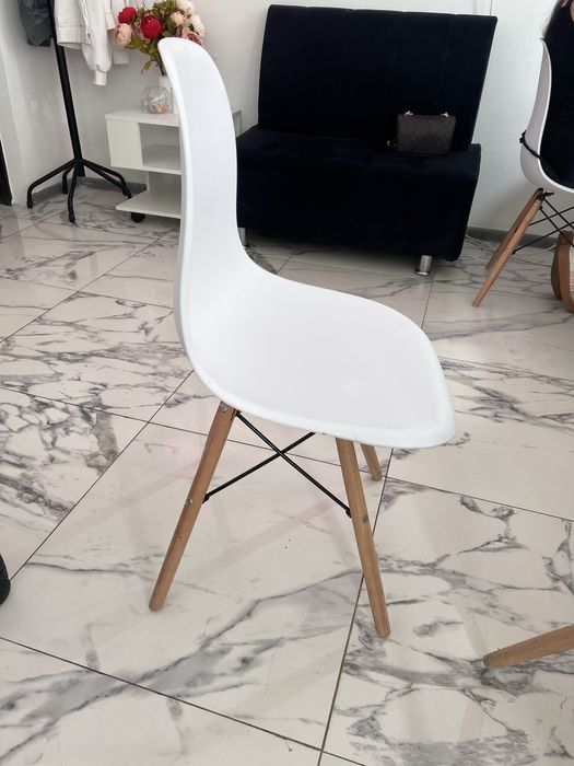 Продам белые стулья