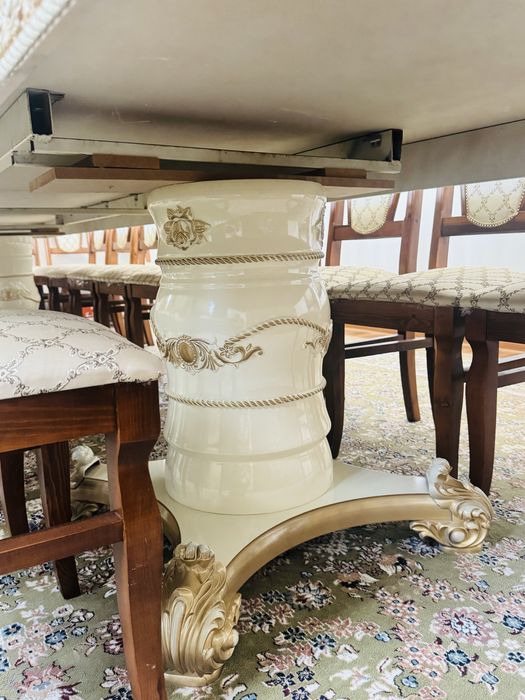 Стол, стулья, комод