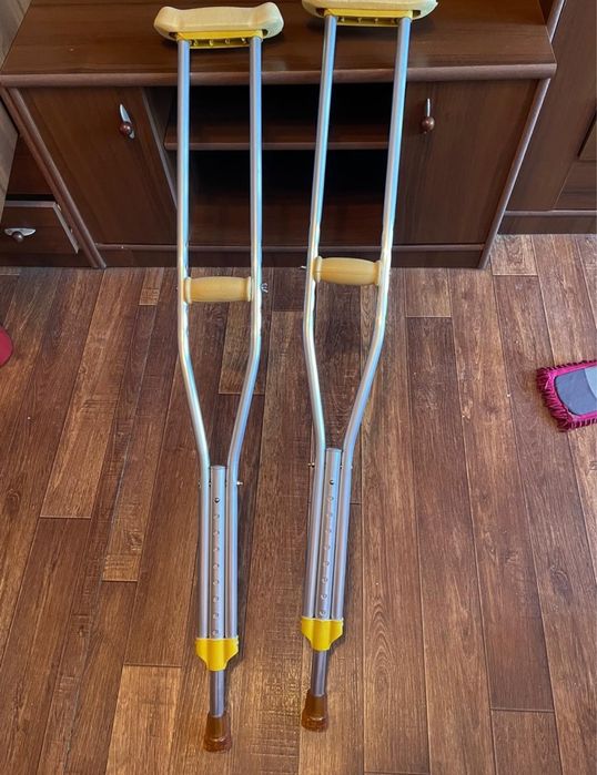 Коляска,туалет,костыли.