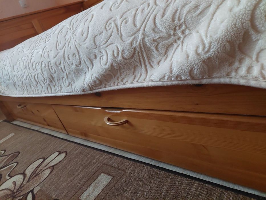 Спалня/приста от масив чам с матрак.