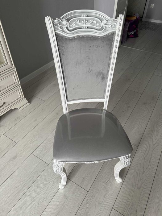 Продается стол и стулья в комплекте