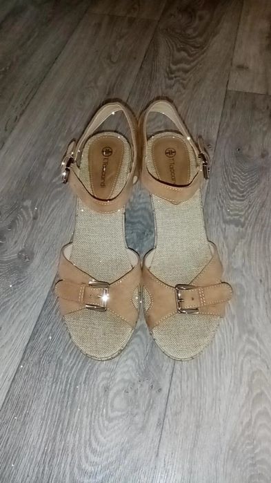 Продам босоножки