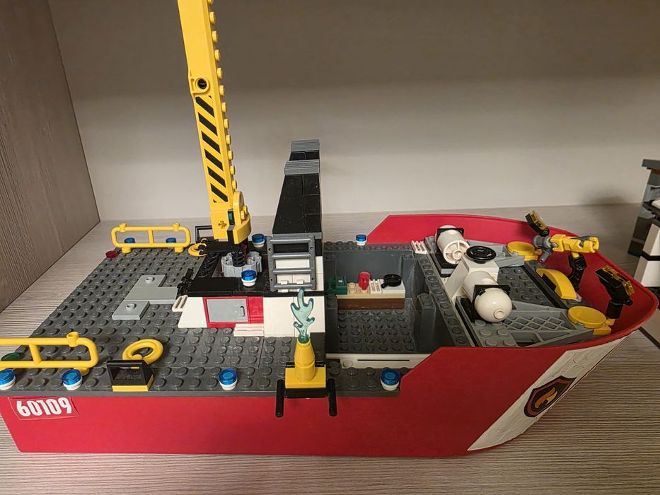 LEGO CITY 60109 - Șalupa de stins incendii