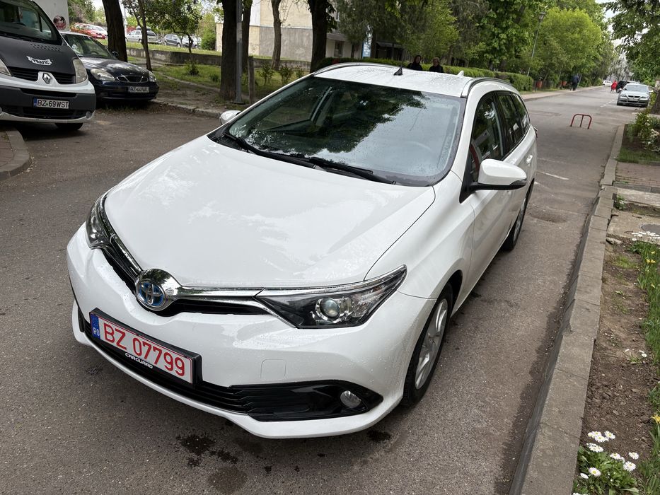 Toyota Auris 1.8 Hybrid (accept variante doar cu vulcanizare mobila )