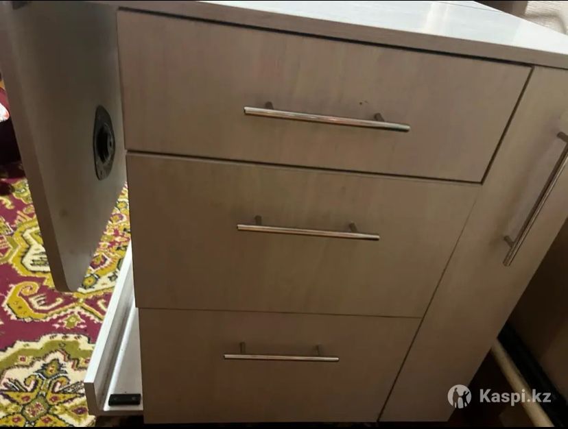 Продам маникюрный стол