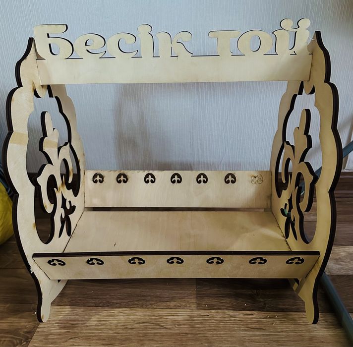 Продам деревянный бесик для сладостей