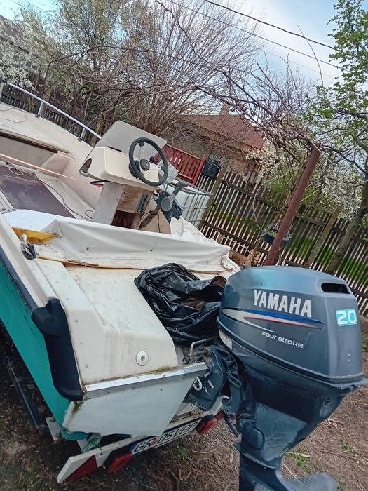 Vând barca RIO4/2m cu motor 20cp si piridoc inscris se vinde numai cu perfecționarea actelor