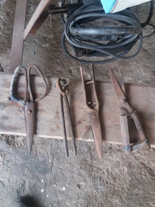 Продавам стари ножици