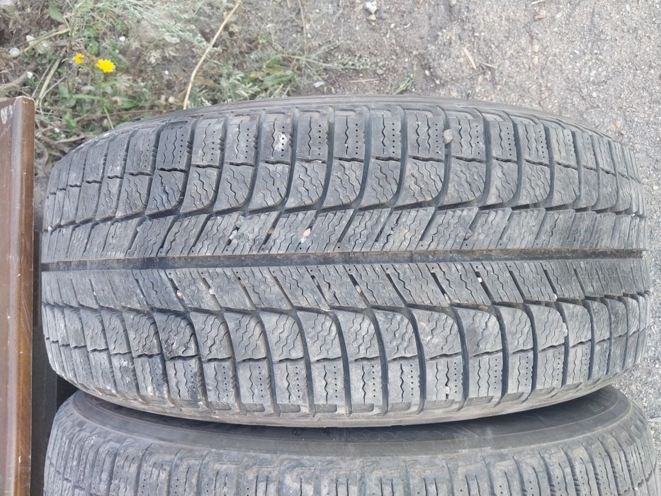 4 шины Michlen 225 55 R17.