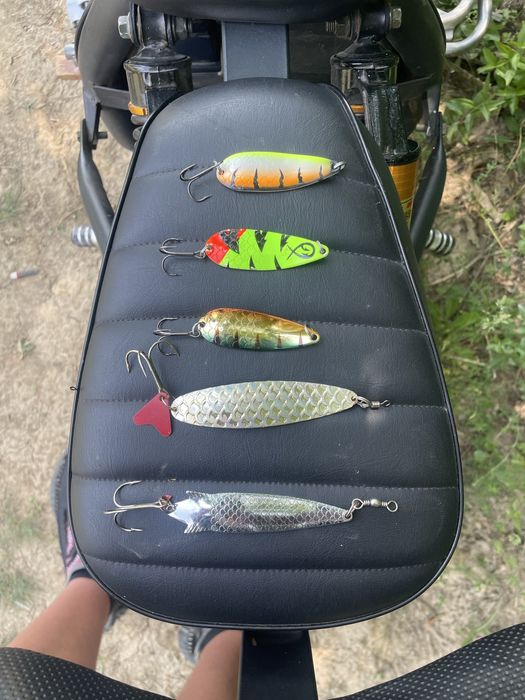 Въдица с примамки и макара топ цена спешно !!!