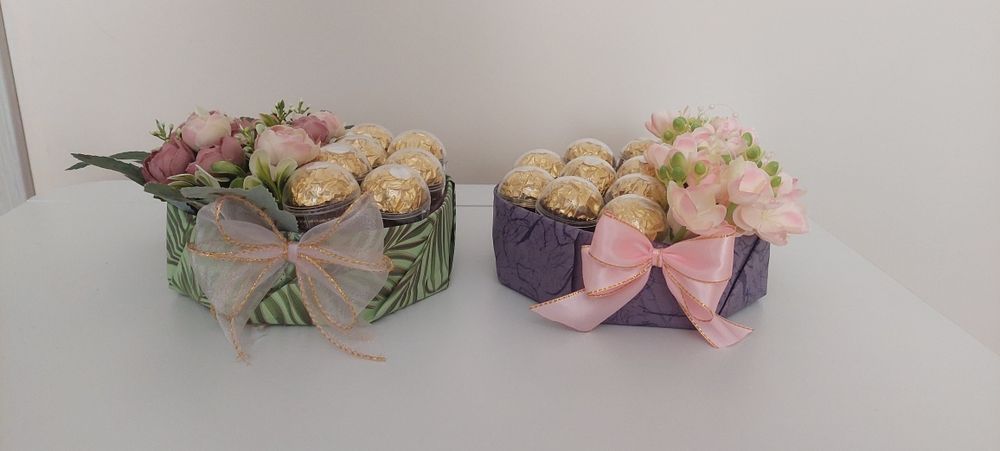Кутия  с бонбони и цветя