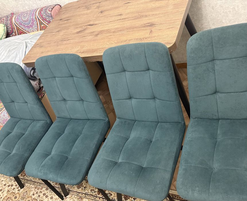 Продактся стол со стульями