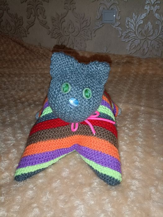 Игрушки ручной работы, брелоки, ёлочные украшения, вязаные из пряжи.