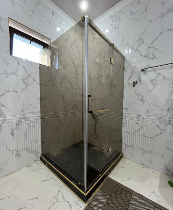 Стеклянные душевые перегородки