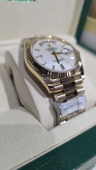 Часовник Rolex Day-Date 40 president 18k gold Baguette Diamond