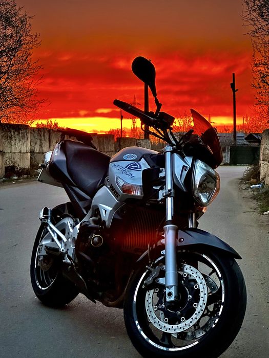 Suzuki. GSR. 600