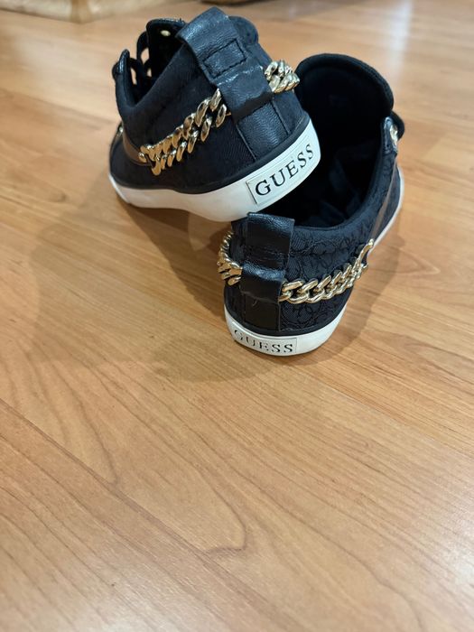 Adidasi noi Guess