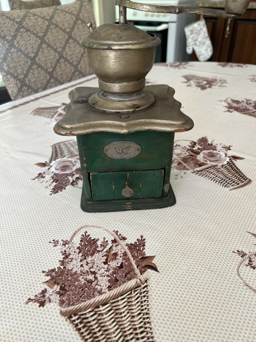 Кофемолка ручной работы  старинная