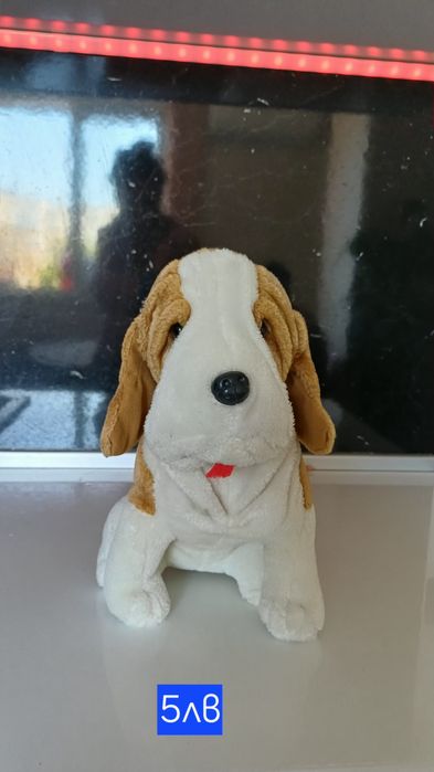 Плюшени играчки и коледна лампа