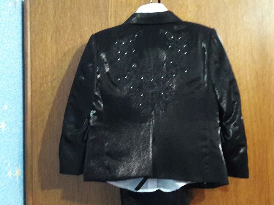 Продам костюм тройку на мальчика