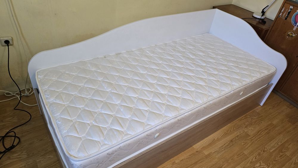 Легло с матрак и повдигащ механизъм