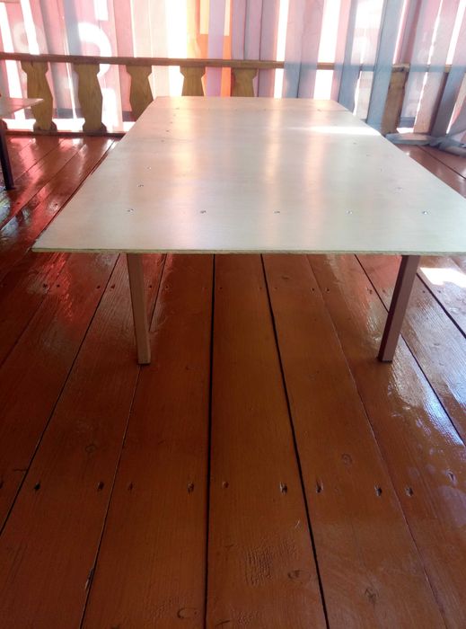 Маленький стол для топчана.