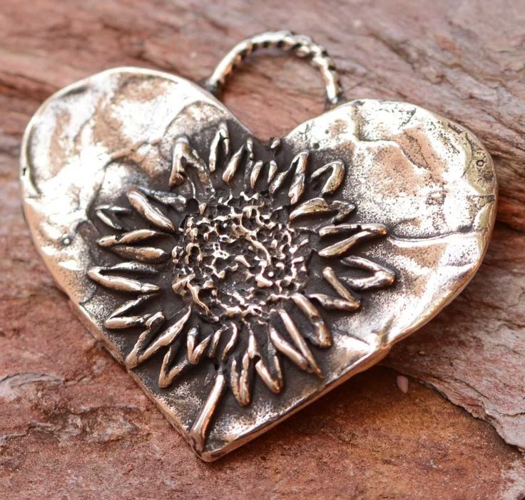 Сребърно бижу 925 – любовен медальон „Сърце с Слънчоглед“.