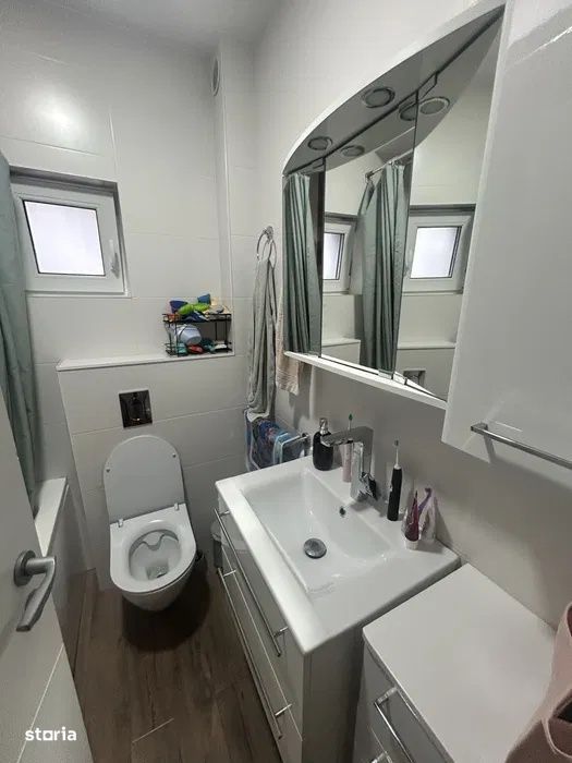 Apartament cu 3 camere, 2 bai, parcare, zona Cetatii