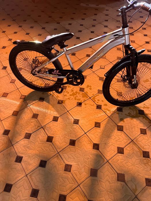 Продам почти новый велосипед цена 30к