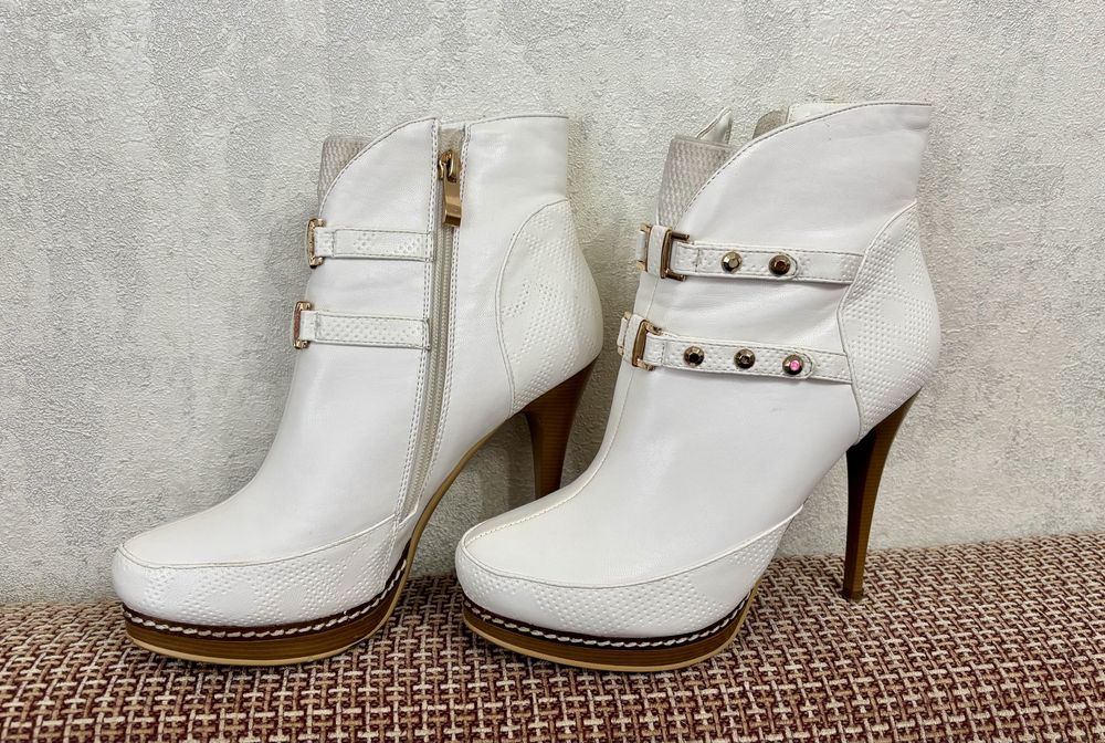 Белые ботильоны