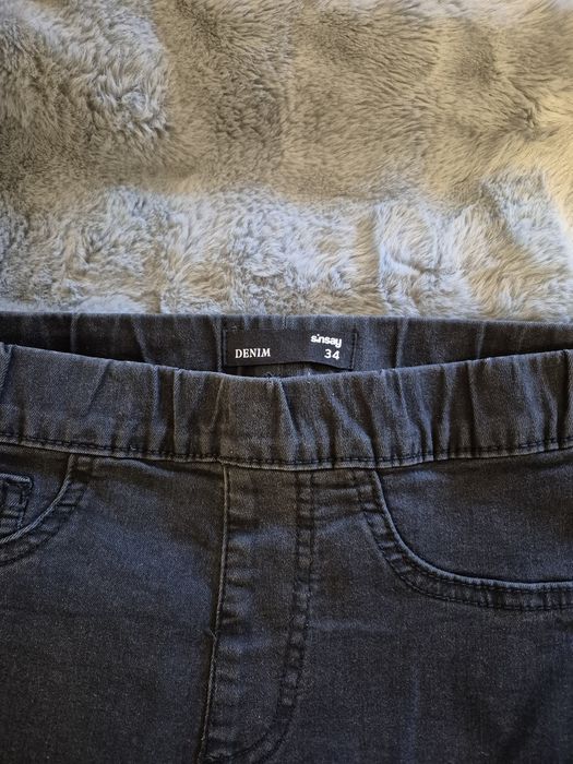 Blugi de culoare neagra